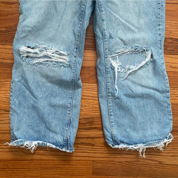 We The Free. Cropped, Lightwash Boyfriend Jeans. Distressed, Casual. Size 29. - Picture 6 of 7